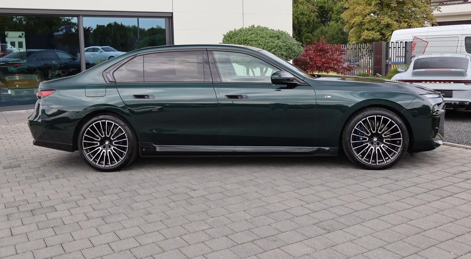 BMW 750e xDrive M Sport-INDIVIDUAL 6